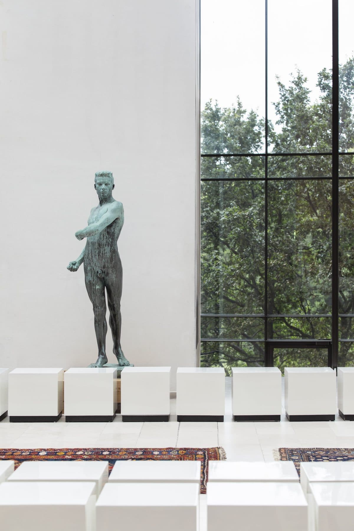 Bronzeskulptur ved museets vinduesparti