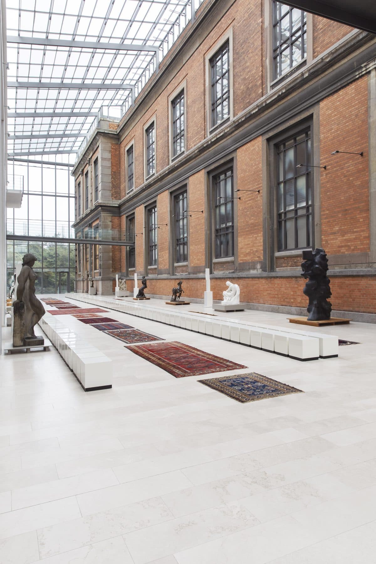 Udsigt langs museumsgangen med udstillede tæpper